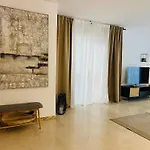 Lägenhet Impeccable Large With Immense Terrace And Private Garden Overlooking The Mountain, Featuring 2 Bedrooms And Sleeping Up To 4 Guests Located 100 Meters From Plaza Maestranza