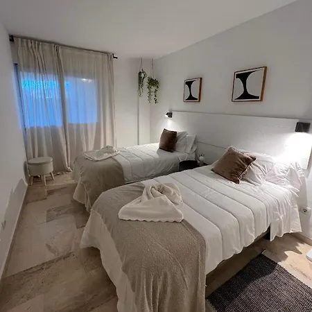 Impeccable Large With Immense Terrace And Private Garden Overlooking The Mountain, Featuring 2 Bedrooms And Sleeping Up To 4 Guests Located 100 Meters From Plaza Maestranza 公寓 *