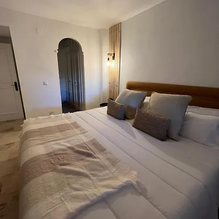 Impeccable Large With Immense Terrace And Private Garden Overlooking The Mountain, Featuring 2 Bedrooms And Sleeping Up To 4 Guests Located 100 Meters From Plaza Maestranza * ماربيا