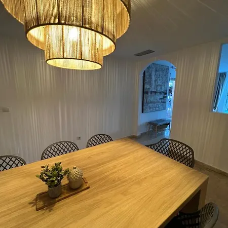 Impeccable Large With Immense Terrace And Private Garden Overlooking The Mountain, Featuring 2 Bedrooms And Sleeping Up To 4 Guests Located 100 Meters From Plaza Maestranza 公寓 *