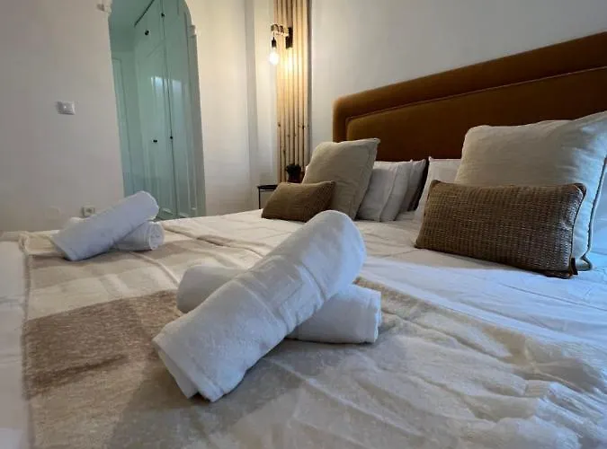 Impeccable Large With Immense Terrace And Private Garden Overlooking The Mountain, Featuring 2 Bedrooms And Sleeping Up To 4 Guests Located 100 Meters From Plaza Maestranza דירה מארבלה