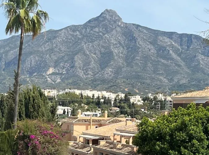 דירה Impeccable Large With Immense Terrace And Private Garden Overlooking The Mountain, Featuring 2 Bedrooms And Sleeping Up To 4 Guests Located 100 Meters From Plaza Maestranza