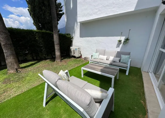 Impeccable Large With Immense Terrace And Private Garden Overlooking The Mountain, Featuring 2 Bedrooms And Sleeping Up To 4 Guests Located 100 Meters From Plaza Maestranza 아파트 마르베야