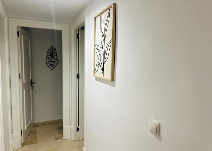 Impeccable Large With Immense Terrace And Private Garden Overlooking The Mountain, Featuring 2 Bedrooms And Sleeping Up To 4 Guests Located 100 Meters From Plaza Maestranza 아파트