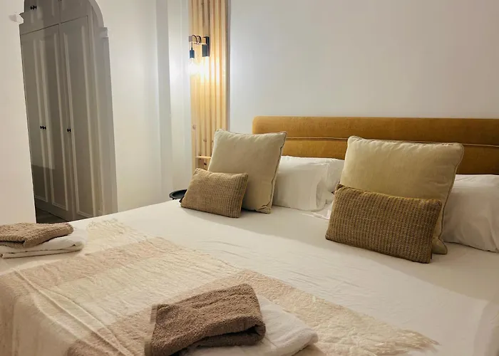Impeccable Large With Immense Terrace And Private Garden Overlooking The Mountain, Featuring 2 Bedrooms And Sleeping Up To 4 Guests Located 100 Meters From Plaza Maestranza 아파트 *