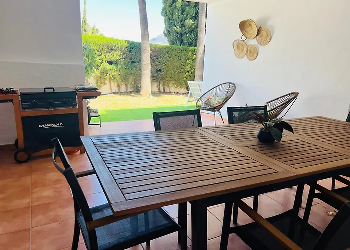 Impeccable Large With Immense Terrace And Private Garden Overlooking The Mountain, Featuring 2 Bedrooms And Sleeping Up To 4 Guests Located 100 Meters From Plaza Maestranza * 마르베야