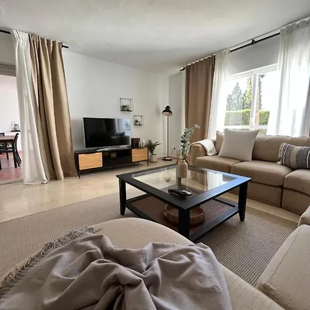 アパート Impeccable Large With Immense Terrace And Private Garden Overlooking The Mountain, Featuring 2 Bedrooms And Sleeping Up To 4 Guests Located 100 Meters From Plaza Maestranza