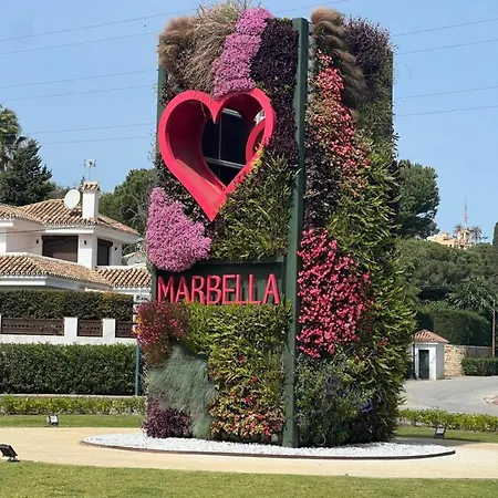 Impeccable Large With Immense Terrace And Private Garden Overlooking The Mountain, Featuring 2 Bedrooms And Sleeping Up To 4 Guests Located 100 Meters From Plaza Maestranza Appartement