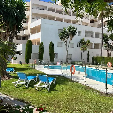 Impeccable Large With Immense Terrace And Private Garden Overlooking The Mountain, Featuring 2 Bedrooms And Sleeping Up To 4 Guests Located 100 Meters From Plaza Maestranza アパート マルベーリャ