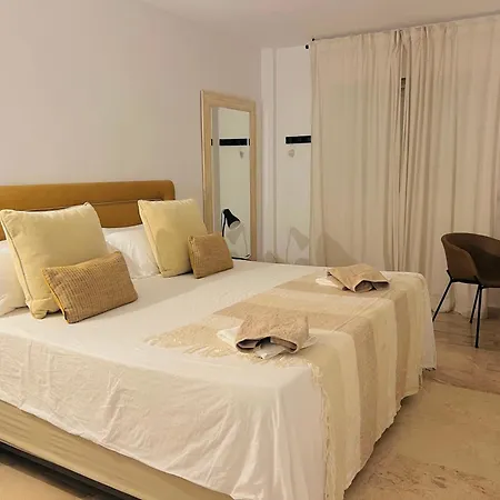 Impeccable Large With Immense Terrace And Private Garden Overlooking The Mountain, Featuring 2 Bedrooms And Sleeping Up To 4 Guests Located 100 Meters From Plaza Maestranza マルベーリャ