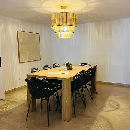 Impeccable Large With Immense Terrace And Private Garden Overlooking The Mountain, Featuring 2 Bedrooms And Sleeping Up To 4 Guests Located 100 Meters From Plaza Maestranza アパート マルベーリャ