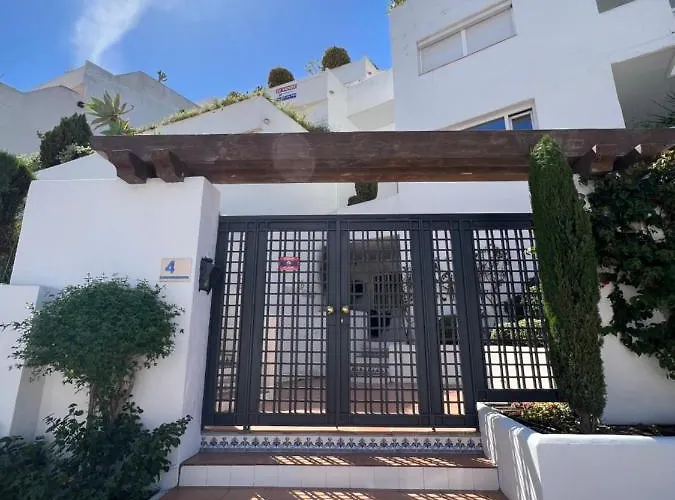 Impeccable Large With Immense Terrace And Private Garden Overlooking The Mountain, Featuring 2 Bedrooms And Sleeping Up To 4 Guests Located 100 Meters From Plaza Maestranza Διαμέρισμα *