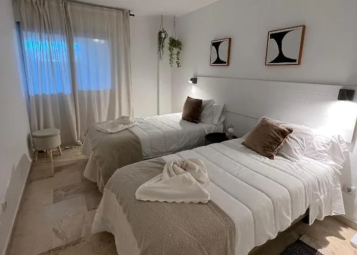 Impeccable Large With Immense Terrace And Private Garden Overlooking The Mountain, Featuring 2 Bedrooms And Sleeping Up To 4 Guests Located 100 Meters From Plaza Maestranza شقة *