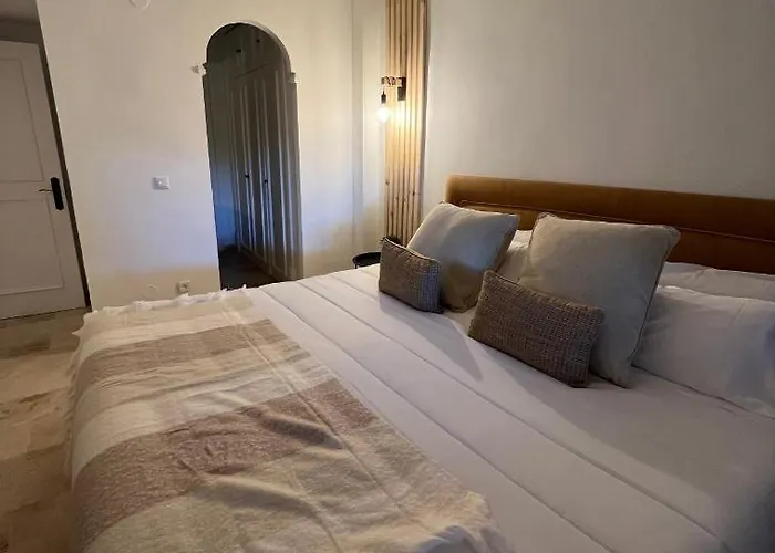 Impeccable Large With Immense Terrace And Private Garden Overlooking The Mountain, Featuring 2 Bedrooms And Sleeping Up To 4 Guests Located 100 Meters From Plaza Maestranza * ماربيا