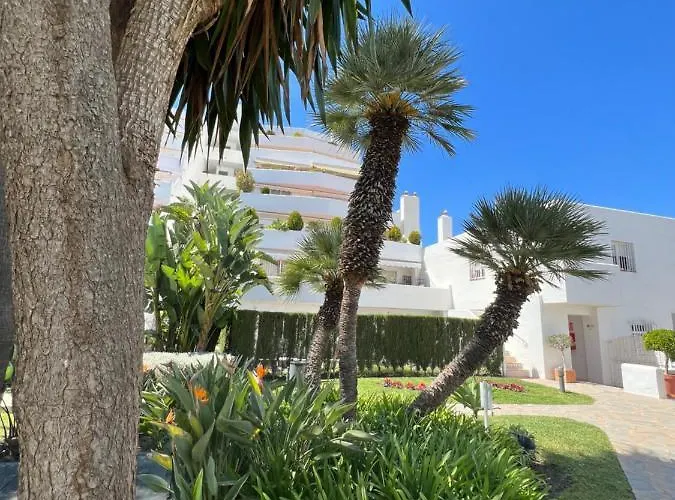 Impeccable Large With Immense Terrace And Private Garden Overlooking The Mountain, Featuring 2 Bedrooms And Sleeping Up To 4 Guests Located 100 Meters From Plaza Maestranza * ماربيا