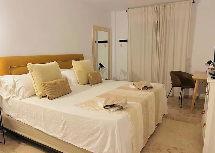 Impeccable Large With Immense Terrace And Private Garden Overlooking The Mountain, Featuring 2 Bedrooms And Sleeping Up To 4 Guests Located 100 Meters From Plaza Maestranza ماربيا