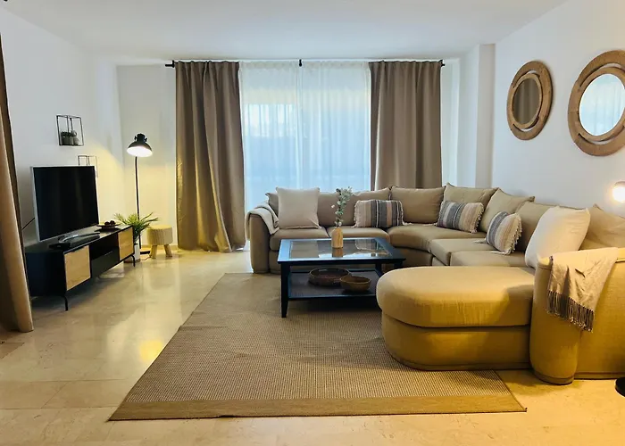 Impeccable Large With Immense Terrace And Private Garden Overlooking The Mountain, Featuring 2 Bedrooms And Sleeping Up To 4 Guests Located 100 Meters From Plaza Maestranza ماربيا